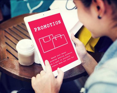 Tablet arayan kadın