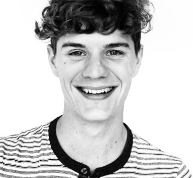 stüdyoda gülümseyen adam