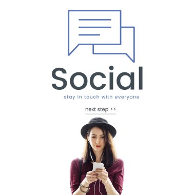 Cep telefonu tarama şapkalı kadın