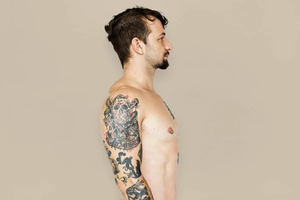 Татуированный мужчина без рубашки — стоковое фото