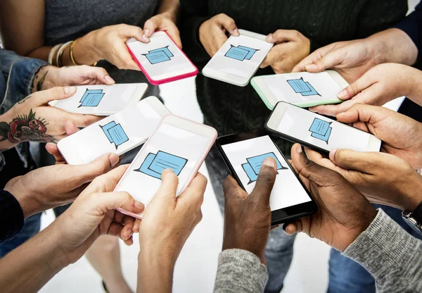 Mains tenant des téléphones mobiles — Photo