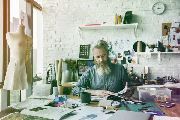 Man fashion designer reading — Stock Photo, Image