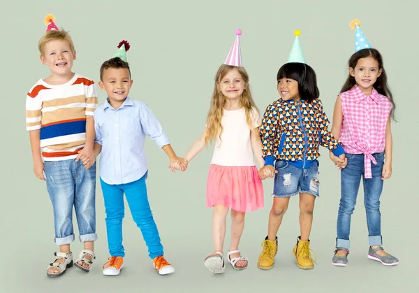 Enfants dans les chapeaux de fête — Photo