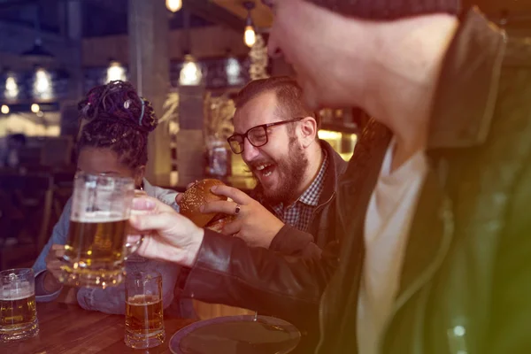 Grupo de amigos bebiendo cerveza — Foto de Stock