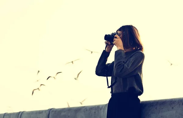Mulher com câmera fotográfica — Fotografia de Stock