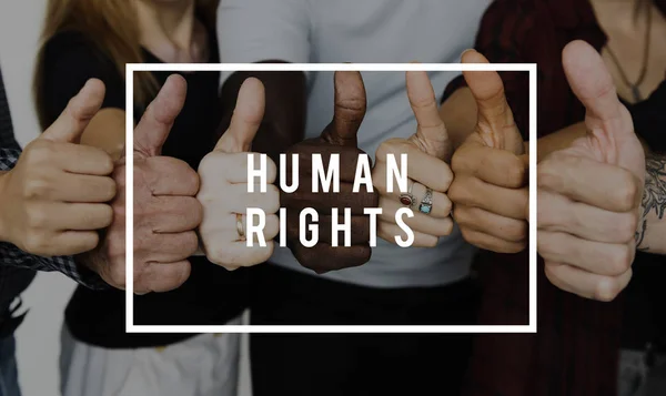 Ludzie skrzyżowane kciuki — Zdjęcie stockowe