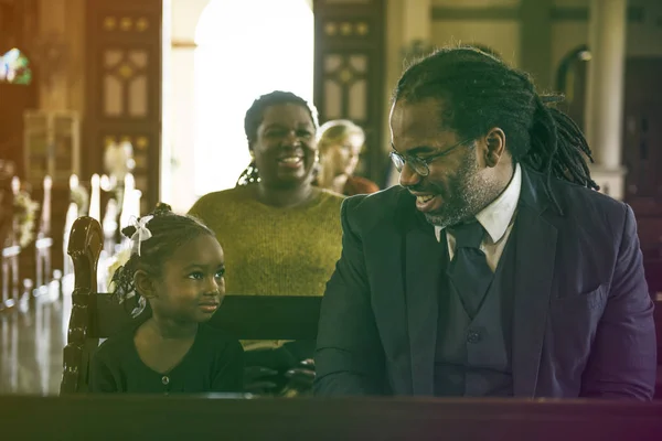Padre e figlia seduti nella Chiesa — Foto Stock