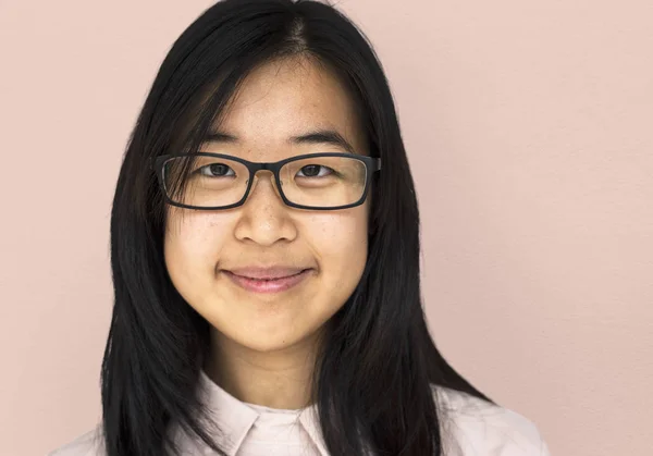 Sourire asiatique fille en lunettes — Photo