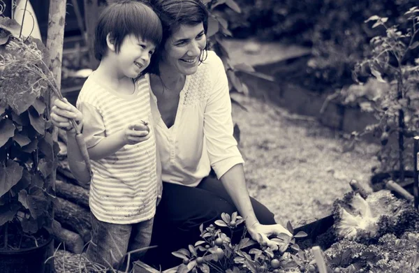 Criança com professor jardinagem ao ar livre — Fotografia de Stock