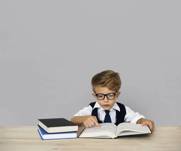 Schüler in Brille liest Buch — Stockfoto