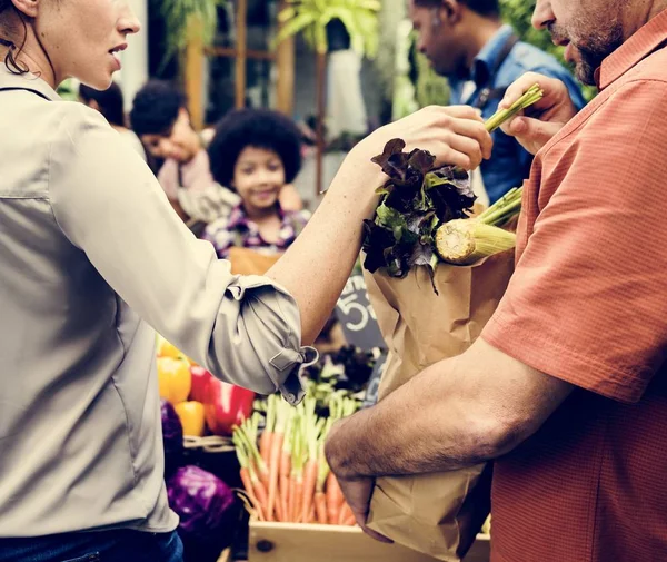 Personas que compran verduras — Foto de Stock