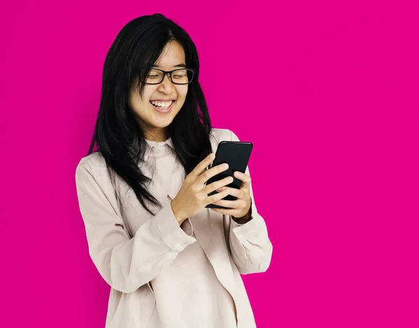 Sonriente mujer asiática usando smartphone —  Fotos de Stock