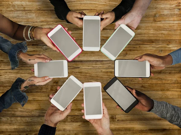 Pessoas usando telefones celulares — Fotografia de Stock