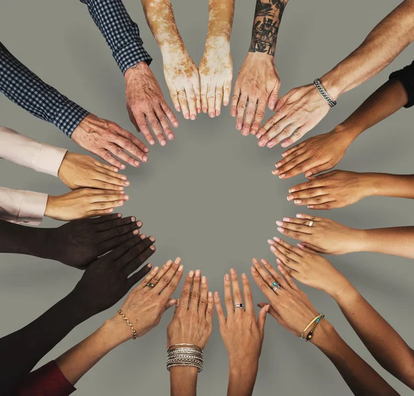 Grupo multiétnico de mãos humanas — Fotografia de Stock