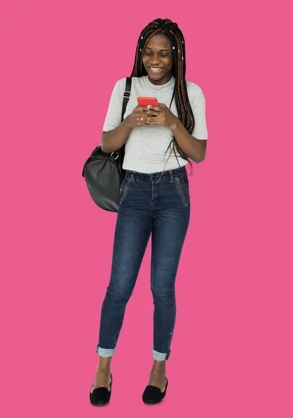 Meisje met behulp van mobiele telefoon — Stockfoto