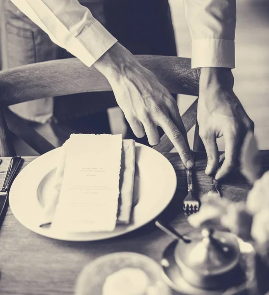 Maggiordomo Preparare Piatto Utensili Cucina Fotoinsieme Originale — Foto Stock