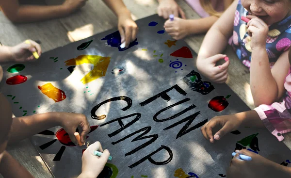 Kinder malen mit Kreide auf die Tafel — Stockfoto