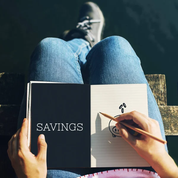 Woman writing in diary — Stock Photo, Image