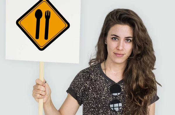 Bela mulher segurando cartaz — Fotografia de Stock