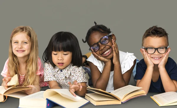 Діти, що читання книг — стокове фото