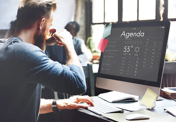 Mann trinkt Kaffee am Arbeitsplatz — Stockfoto