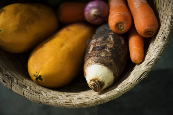 Різноманітність органічних овочів в кошику — стокове фото