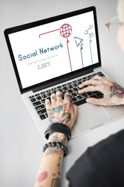 Dizüstü bilgisayarda yazarak dövmeli kadın eller