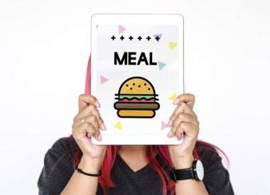 Dijital Tablet ile yüz kapsayan kadın