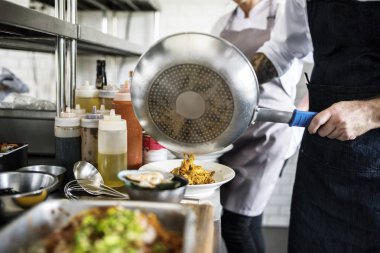 Spagetti koyarak Şef yemek için