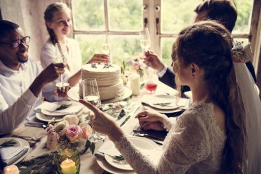 İnsanlar düğün masada kutlamak 