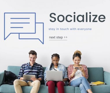 Arkadaşlar dijital cihazlar kullanarak 