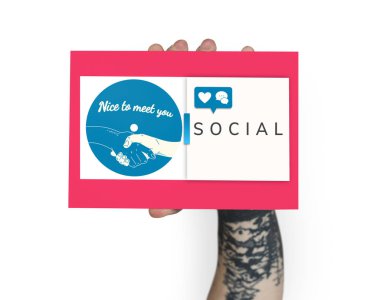 Kafatası ile afişini tutan kişi