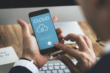 Cep telefonu kullanan iş adamı