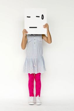 Kağıt afiş tutan kişi