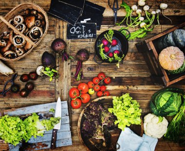 ahşap masa üzerinde çeşitli taze sebze