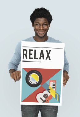 Afrika adam grafik afiş tutarak 