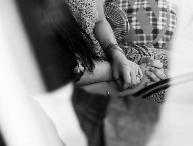 Çift el ele tutuşuyor.