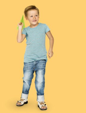 Kağıt Uçak tutan çocuk