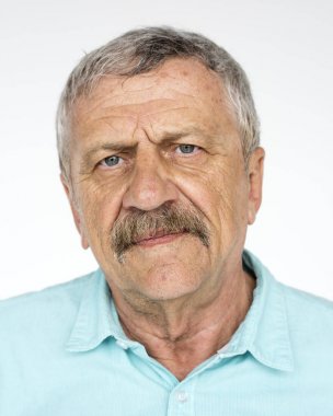 Bıyık gülümseyen adam