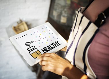 Dijital tablet kullanan kişi 