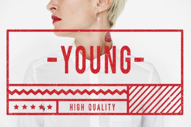 sarışın kısa saçlı kadın