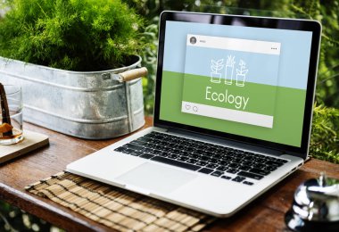 ahşap masa üstünde açılan laptop 