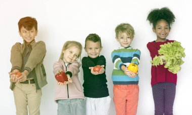  sebze tutan çocuklar