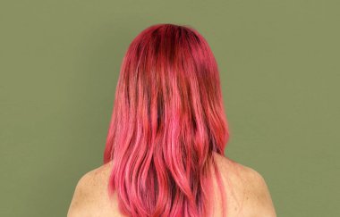 Pembe saçlı kadın 
