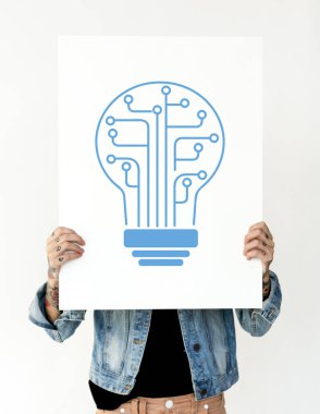 afişini tutan dövmeli kadın