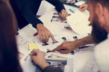 iş adamları fikirleri hakkında konuşmak