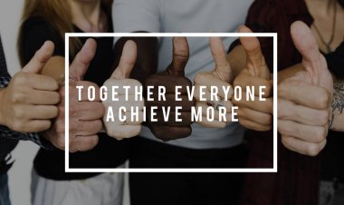 İnsanlar el başparmak yukarıya