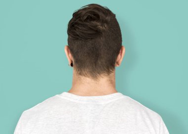 Stüdyoda ayakta adam