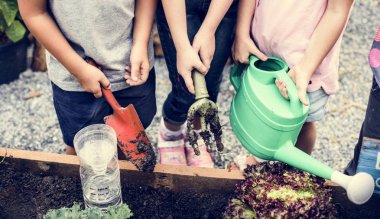 bahçede çalışan çocuklar