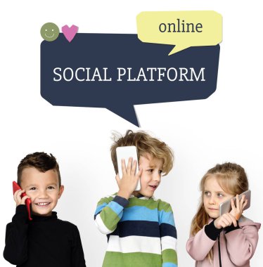 Cep telefonları konuşan çocuklar